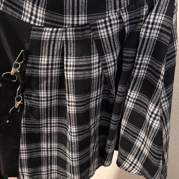 ROMWE Asymmetrical Plaid Skirt with Buckle Detail - Picture 5 of 7